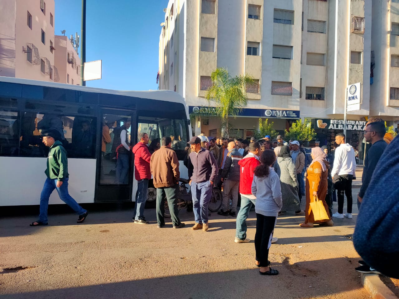 ويسلان مراقب حافلة (سيتي باص) ينطح رجلا في وضعية إعاقة ويفر من مكان الحادث.