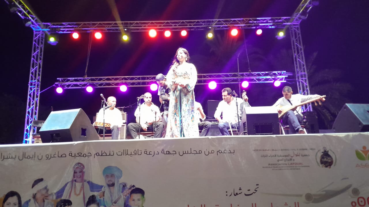 الفنانة سعيدة تيتريت تلهب حماس الجمهور التنغيري