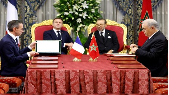 Le Roi Mohammed VI et le Président français Macron président la signature de 22 accords de partenariat stratégique entre le Maroc et la France