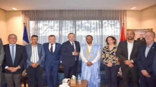 رئيس جماعة الداخلة يبدع بتسويق المنتجات المحلية مع السفير الفرنسي بالداخلة