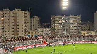 النادي الرياضي المكناسي ضيع احتلال رتبة الأمان بانهزامه أمام الرجاء البيضاوي برسم الجولة 24 من الدوري الاحترافي لكرة القدم.