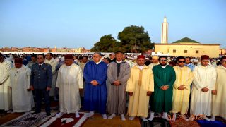 عامل إقليم الخميسات السيد عبداللطيف النحلي يؤدي صلاة عيد الفطر وسط حشود كبيرة من المصلين بمصلى سيدي غريب