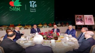 جلالة الملك يقيم مأدبة عشاء على شرف المدعوين والمشاركين في المعرض الدولي للفلاحة.