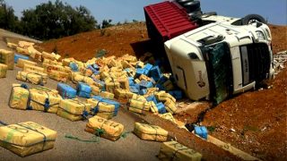 إحباط عملية تهريب مخدرات بعد انقلاب شاحنة ضواحي سلا والسائق يختفي عن الأنظار