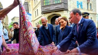 أذربيجان : صاحبة السمو الملكي الأميرة للا حسناء تزور المهرجان الدولي للسجاد بمدينة باكو