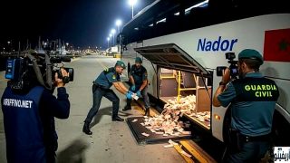 عملية هوليوودية بميناء ألميريا: إحباط تهريب أكثر من 200 ألف يورو داخل حافلة متجهة إلى الناظور