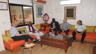 غرفة الصناعة التقليدية بفاس-مكناس تستقبل وفداً سنغالياً لتعزيز التعاون وتفعيل اتفاقية الشراكة