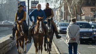 في رحلة مميزة..وصول ثلاث حجاج إسبان على ظهور الخيل إلى الديار المقدسة لأداء مناسك الحج