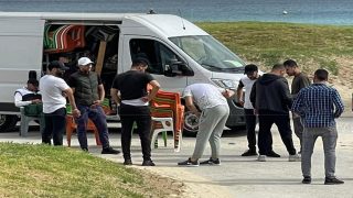 السلطات المحلية بطنجة تواصل حملتها لتحرير الشاطئ البلدي من أصحاب “الباراسولات” والباعة الموسميين المتجولين.