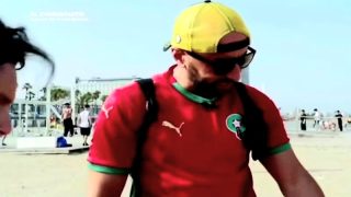 بالفيديوا:شرطة سرية على شاطئ برشلونة… بقميص “الأسود”!