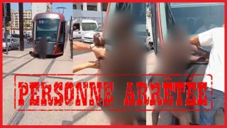 توقيف شخص عارٍ عرقل سير “الترامواي” بالدار البيضاء والتحقيق في وضعه النفسي