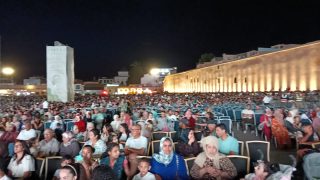 باب منصور يوحد الطوائف العيساوية بمكناس في ليلة ربانية بساحة الهديم.