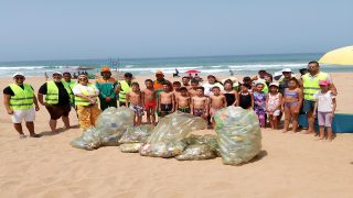 جمعية أصحاب المقاهي والمطاعم بشاطئ الأمم بشراكة مع جمعية خميسة للتنمية والتضامن تنظّم يومًا تحسيسيًا بمشاركة أطفال دار الأيتام بالمحمدية