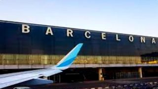 إسبانيا: توقيف والدين مغربيين تركا طفلهما وحيدًا بمطار برشلونة