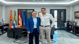 عمدة بينالمدينا الإسبانية يكرم شخصية مغربية تقديراً لنجاح مبادرات ثقافية.