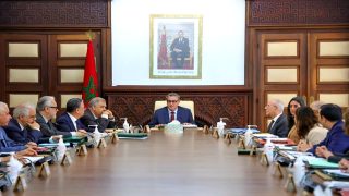 الحكومة تناقش مراسيم حاسمة في قطاع الصحة… والشارع يغلي باحتجاجات جيل Z