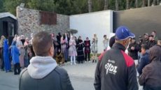 عمال يحتجون أمام فيلا مستثمر إسباني بطنجة بعد إغلاق المعمل