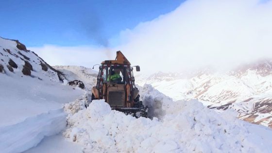 تنغير: مجهودات استثنائية لفك العزلة عن منطقة اوزيغيمت في ظروف مناخية قاسية