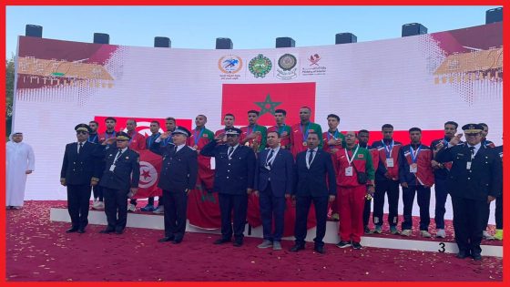 خبــر شارك عداؤون من رياضيي الأمن الوطني، خلال الفترة الممتدة ما بين 3 و7 فبراير الجاري، في بطولة الشرطة العربية للعدو الحر، والتي تمت إقامتها على هامش أشغال الجمعية العمومية والمكتب التنفيذي للاتحاد الرياضي العربي للشرطة بمدينة الدوحة بدولة قطر. وقد أحرز رياضيو الأمن الوطني على المرتبة الأولى في هذه المنافسات وحصلوا على لقب البطولة العربية للعدو الحر، بينما عادت المرتبة الثانية والثالثة لعدائي مصالح الشرطة على التوالي بدولتي تونس ومصر. وقد احتفت المديرية العامة للأمن الوطني برياضيي الشرطة بعدما احتلوا المرتبة الأولى في منافسات هذه البطولة العربية للشرطة، وذلك لتشجيعهم على مزيد من التميز والارتقاء الرياضي في تخصص العدو الريفي. وتأتي مشاركة عدائي الأمن الوطني في مثل هذه التظاهرات الرياضية في سياق عضوية المديرية العامة للأمن الوطني في الاتحاد الرياضي العربي للشرطة، كما يؤشر ذلك أيضا على المكانة المتميزة التي تحتلها الرياضة بشكل عام داخل المنظومة الأمنية الوطنية.