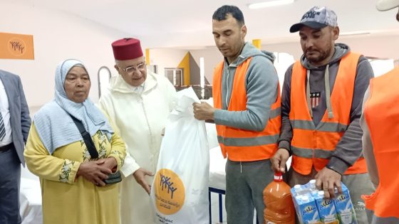 السيد عبداللطيف النحلي عامل عمالة إقليم الخميسات يعطي انطلاقة توزيع قفة رمضان 1447