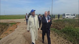 من إقليم العرائش | وزير الفلاحة يترأس اجتماعًا طارئًا بالقطب الفلاحي اللوكوس ويزور أولاد أوشيح لتقييم أضرار الفيضانات