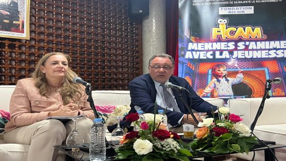 À l’approche de sa nouvelle édition, le Festival International du Cinéma d’Animation de Meknès (FICAM) a tenu une conférence de presse mettant en lumière les grandes orientations de cette manifestation culturelle devenue une référence incontournable du cinéma d’animation en Afrique et dans le monde arabe. Placée sous le thème « La jeunesse fait son cinéma d’animation », cette édition ambitionne de mettre les jeunes au cœur du projet, aussi bien en tant que public qu’en tant que futurs créateurs et professionnels du secteur. Dans son mot d’ouverture, Mme Ouidad, représentante de la Fondation Aïcha, a souligné que « Meknès est l’âme du festival », rappelant l’attachement profond du FICAM à la capitale ismaélienne. Elle a également annoncé la participation de plus de quarante films ainsi que la présence de nombreuses figures internationales du cinéma d’animation. Le directeur de l’Institut Français de Meknès a, pour sa part, insisté sur la réussite du partenariat public-privé entre la Fondation Aïcha et l’Institut Français, qualifié d’exemplaire. Il a mis en avant les efforts déployés pour accompagner le développement de l’industrie de l’animation au Maroc et renforcer son rayonnement à l’international. La conférence a également été marquée par la projection d’un film rétrospectif retraçant les moments forts du festival depuis sa création. Les images ont illustré l’ampleur de l’impact culturel et éducatif du FICAM, qui accueille chaque année plus de 30 000 passionnés, organise une cinquantaine de projections et forme des centaines d’étudiants aux métiers de l’animation. La programmation artistique de cette édition promet une riche diversité. Le film d’ouverture sera « Marcel et Monsieur Pagnol » du réalisateur français Sylvain Chomet. Les organisateurs ont également présenté les différentes compétitions dédiées aux longs et courts métrages ainsi qu’à la réalité virtuelle (VR), témoignant de l’ouverture du festival aux nouvelles technologies et aux formes innovantes de narration visuelle. Dans une volonté de rapprocher le cinéma du grand public, le FICAM investira plusieurs espaces emblématiques et populaires de Meknès, notamment Dar Al Beida et la Kasbah Hdim, à travers des projections en plein air et des rencontres culturelles. Un accent particulier sera accordé à la formation et à la professionnalisation des jeunes talents. Plus de cent étudiants issus de différentes écoles participeront aux ateliers consacrés au scénario, à l’animation 2D et 3D ainsi qu’au storyboard. Le « Forum des métiers » constituera également une plateforme d’échange entre les étudiants et les professionnels afin de favoriser l’insertion dans le marché du travail. Les représentants des partenaires médias, notamment 2M et TV5 Monde, ont salué le rôle essentiel du festival dans la découverte et la promotion des talents marocains sur la scène internationale. Enfin, la séance de questions-réponses a permis d’aborder plusieurs sujets d’actualité, notamment l’impact de l’intelligence artificielle sur la créativité artistique, les critères de sélection des étudiants bénéficiaires des ateliers ainsi que les moyens financiers mobilisés pour assurer le succès de cette édition. À travers cette nouvelle édition, le FICAM confirme ainsi son ambition de faire de Meknès et du Maroc un véritable pôle mondial du cinéma d’animation, tout en contribuant à l’émergence d’une industrie culturelle créative et génératrice d’emplois pour la jeunesse marocaine.
