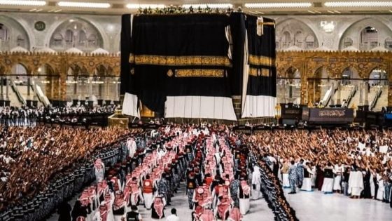 التفاصيل الكاملة لعملية تغيير كسوة الكعبة المشرفة والتي ستكتمل كالعادة مع بزوغ فجر اليوم الاول من السنة الهجرية