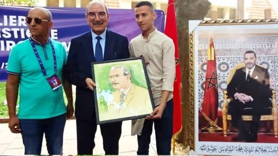 إدريس مصباح عامل عمالة افران يحظى بتكريم خاص في الورشة الفنية البيئية بمهرجان إفران